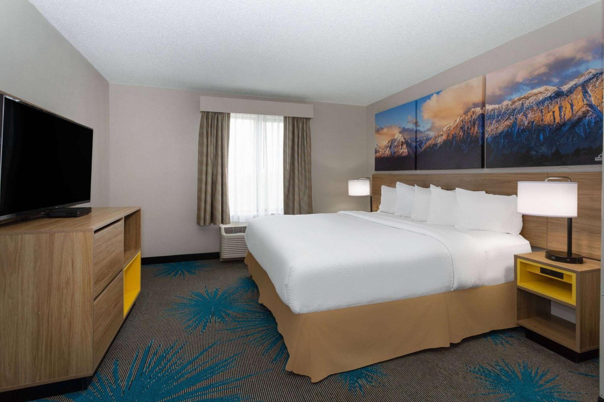 Days Inn & Suites By Wyndham Denver International Airport Екстериор снимка