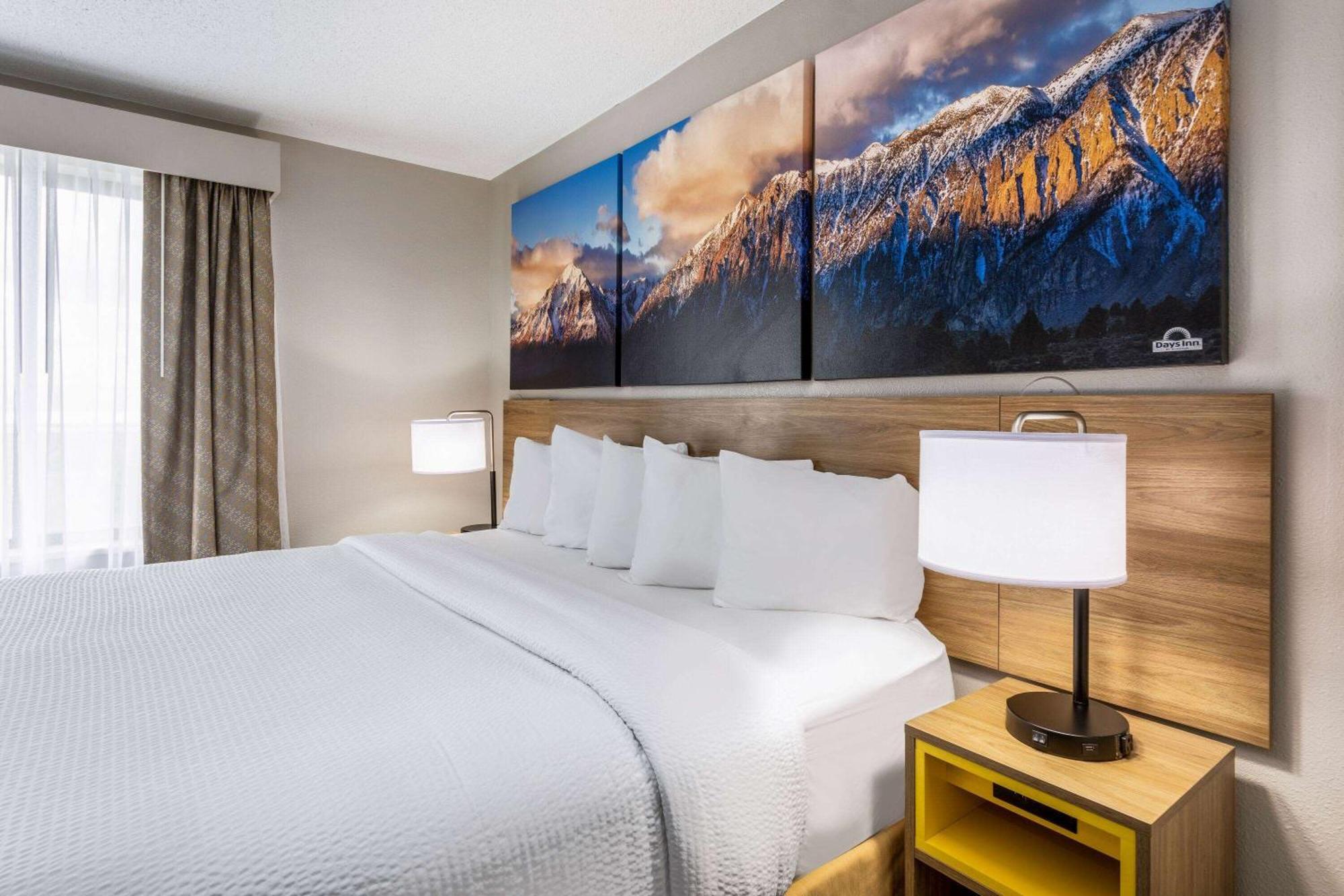 Days Inn & Suites By Wyndham Denver International Airport Екстериор снимка