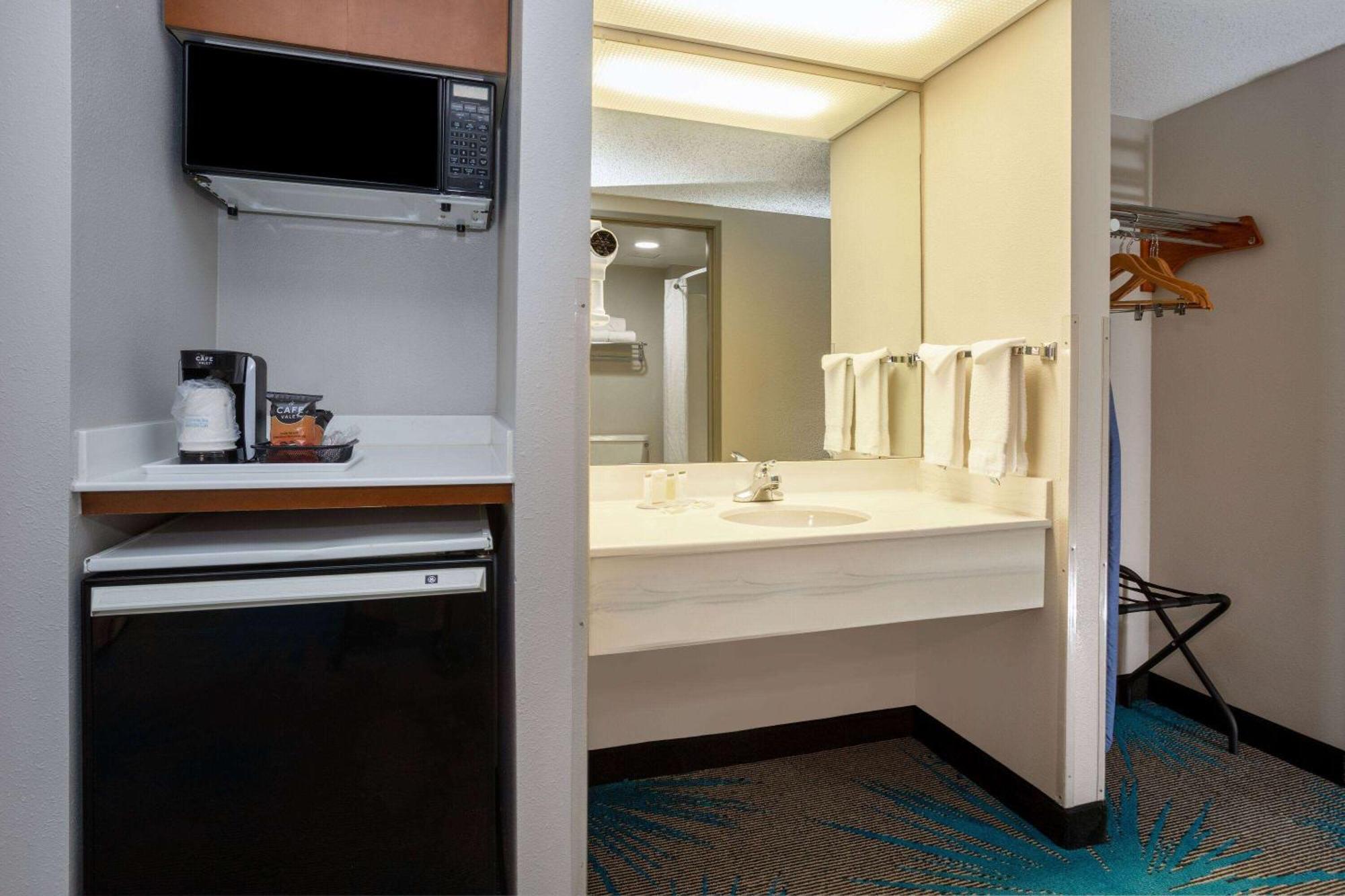 Days Inn & Suites By Wyndham Denver International Airport Екстериор снимка