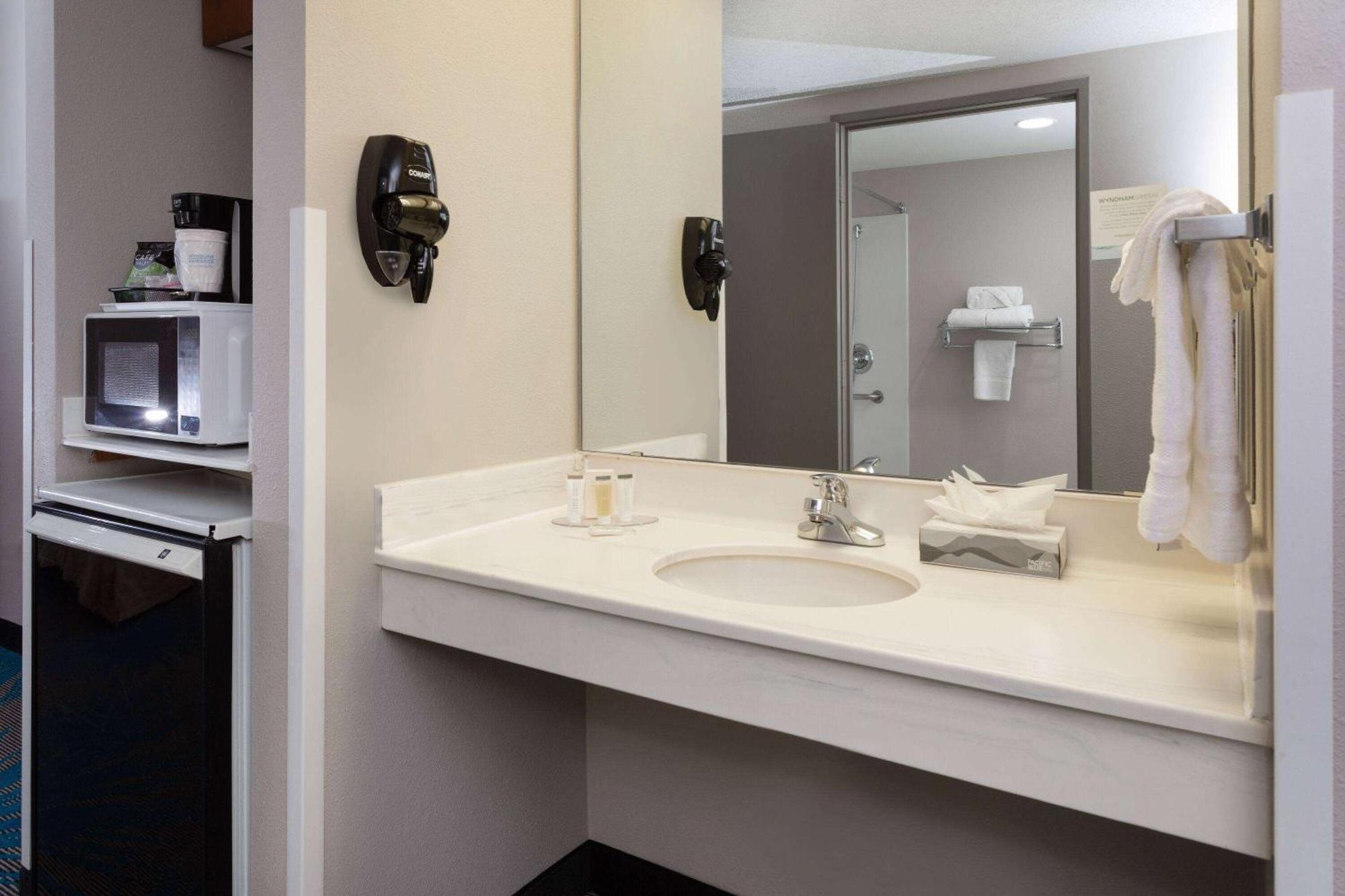 Days Inn & Suites By Wyndham Denver International Airport Екстериор снимка