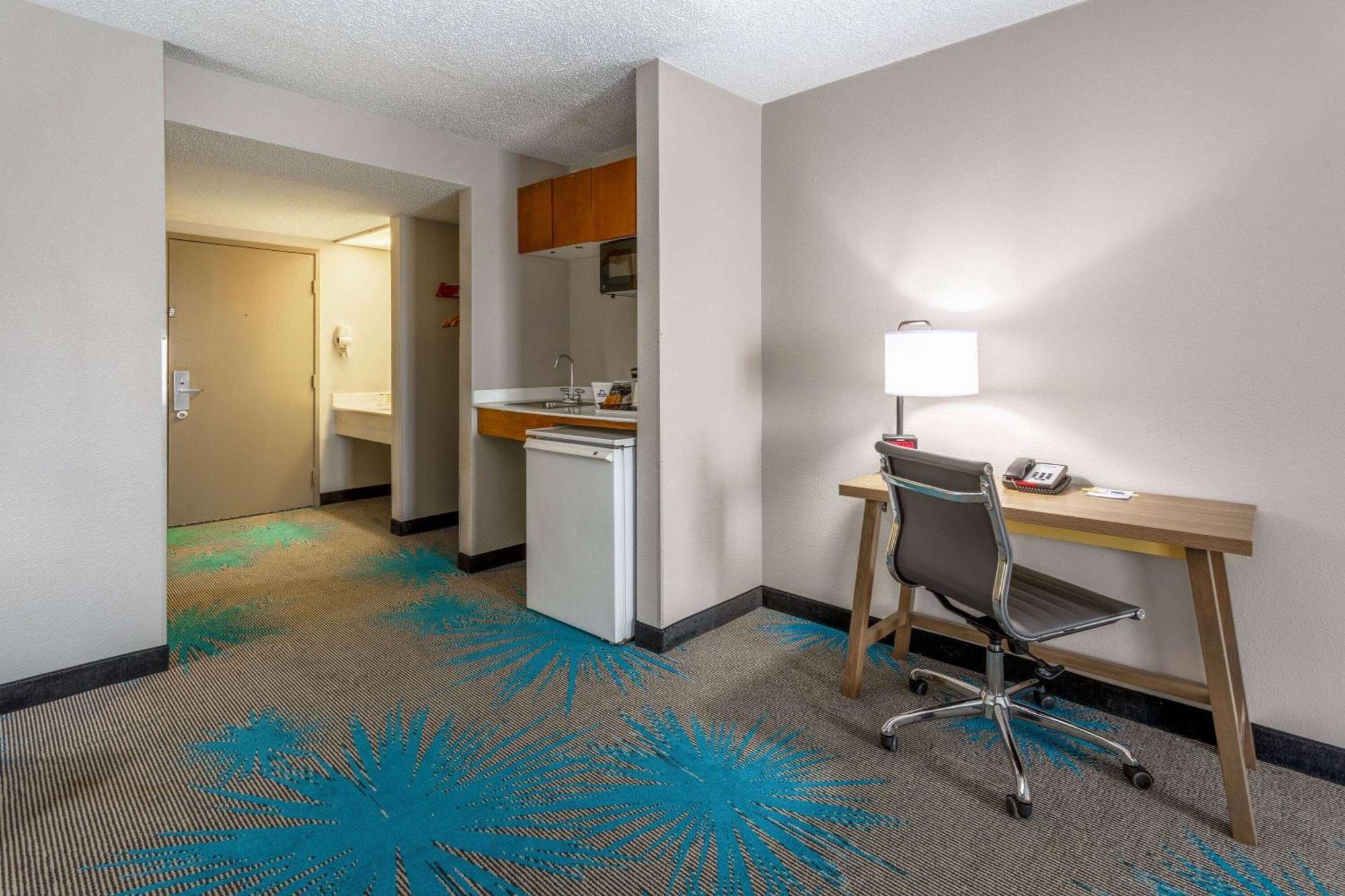 Days Inn & Suites By Wyndham Denver International Airport Екстериор снимка