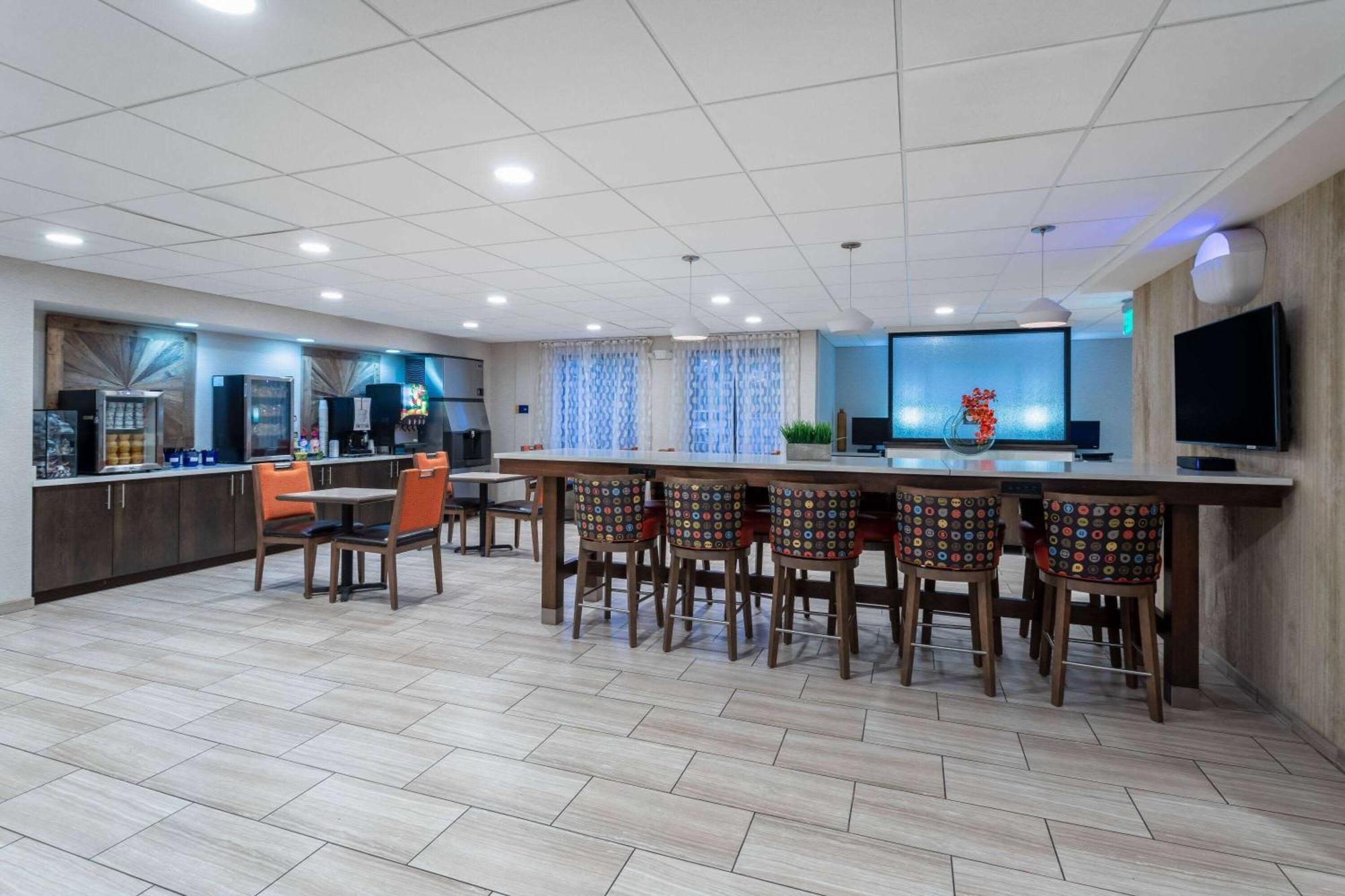Days Inn & Suites By Wyndham Denver International Airport Екстериор снимка
