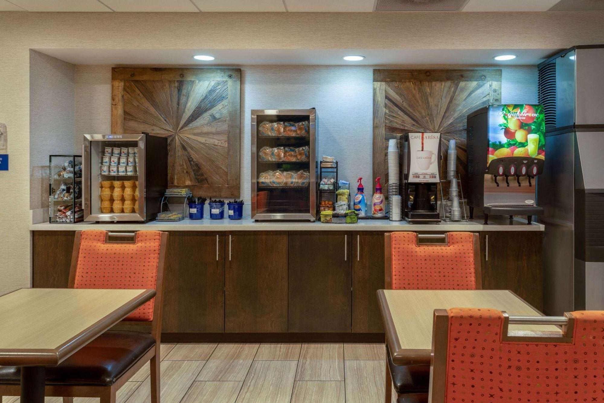 Days Inn & Suites By Wyndham Denver International Airport Екстериор снимка