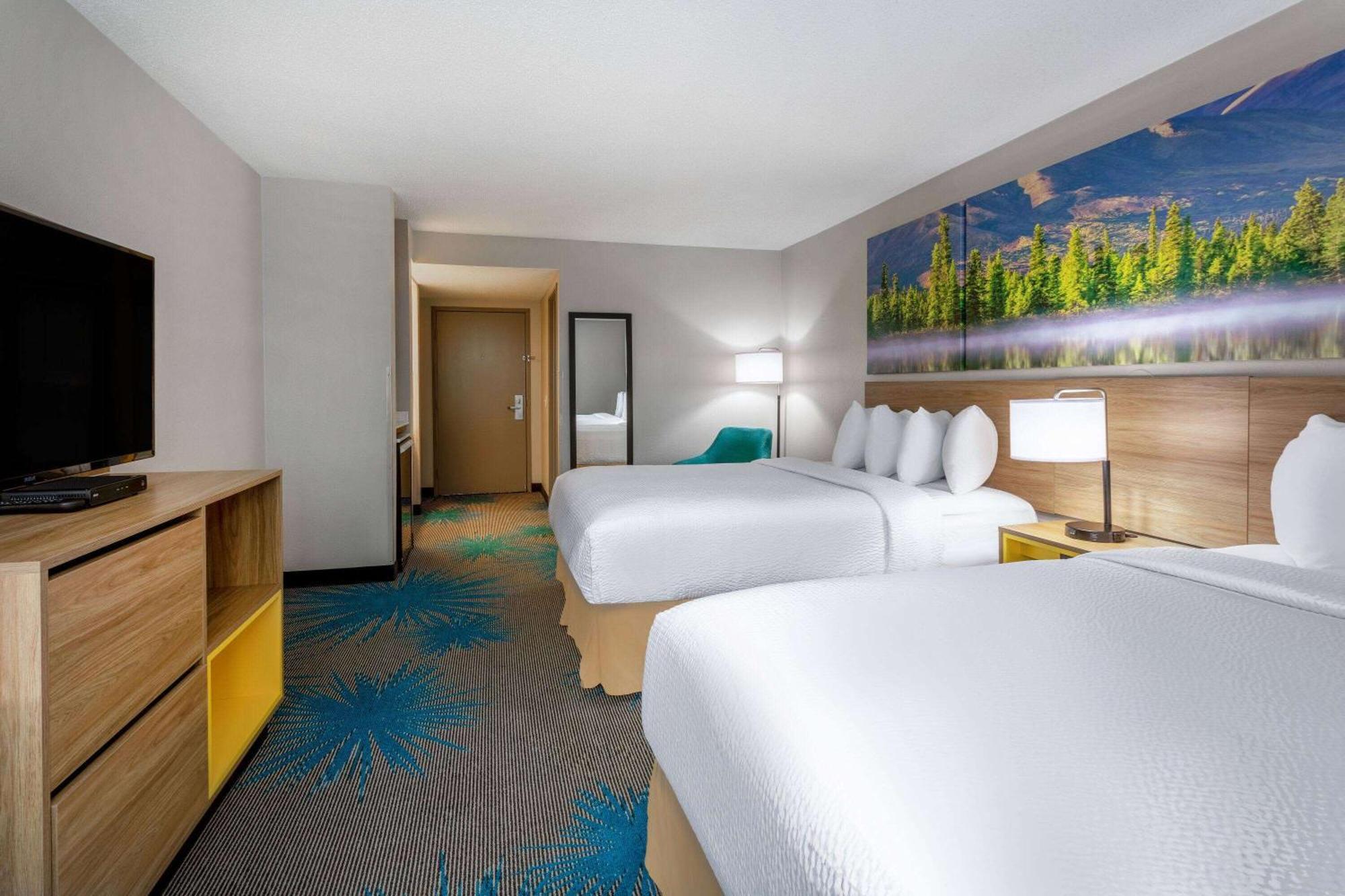 Days Inn & Suites By Wyndham Denver International Airport Екстериор снимка