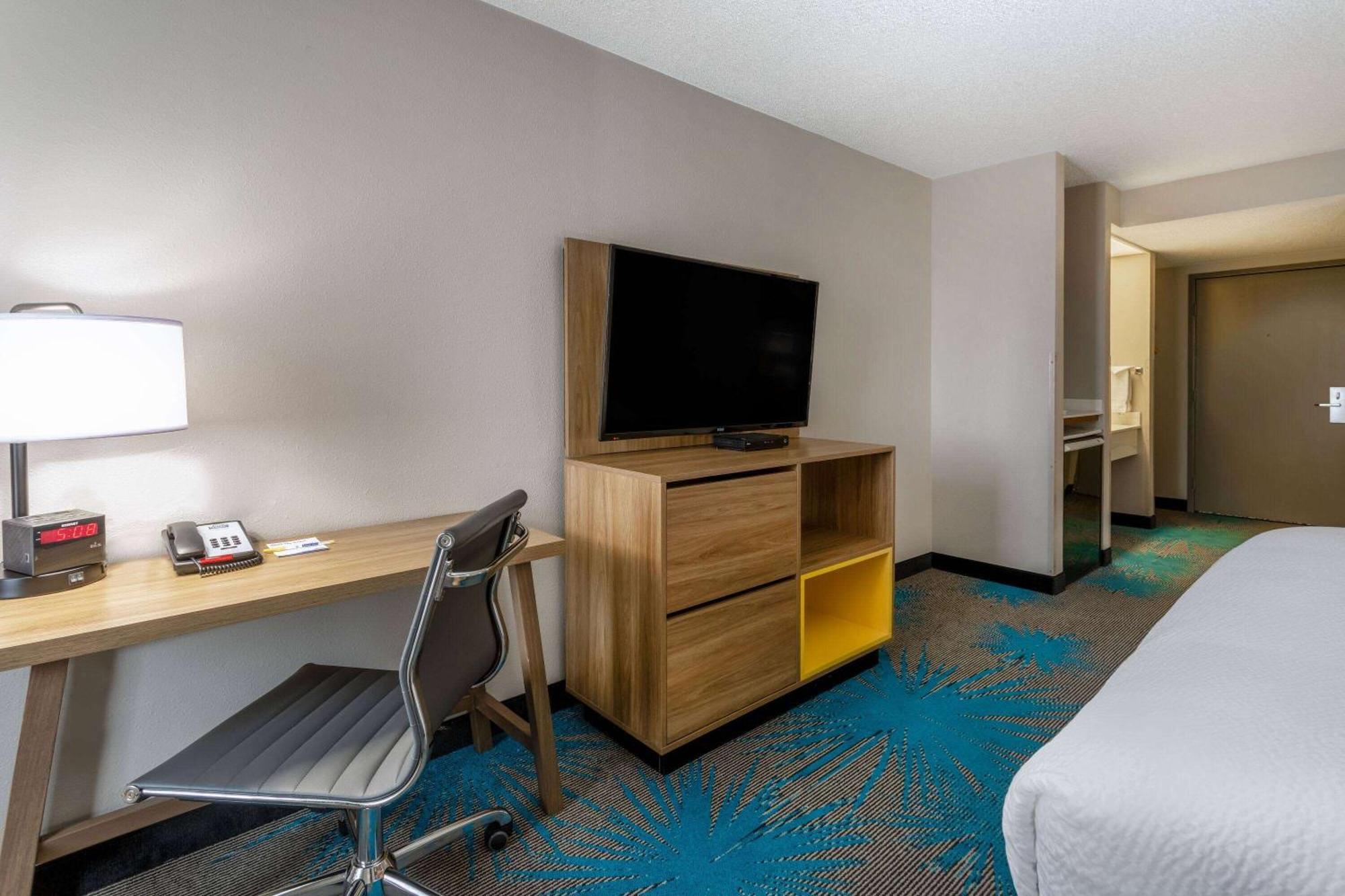Days Inn & Suites By Wyndham Denver International Airport Екстериор снимка