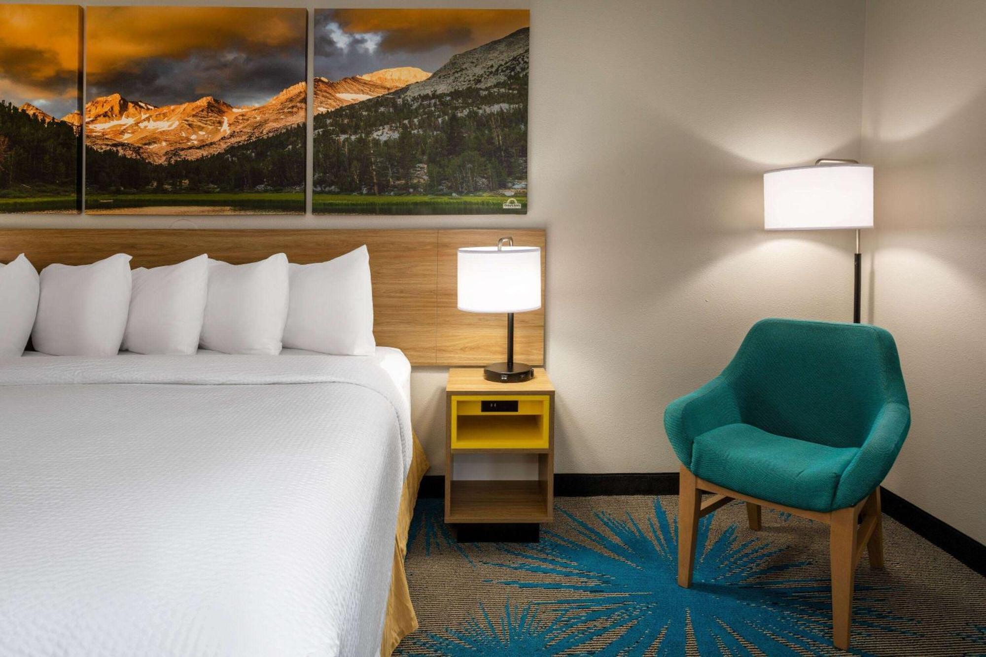 Days Inn & Suites By Wyndham Denver International Airport Екстериор снимка