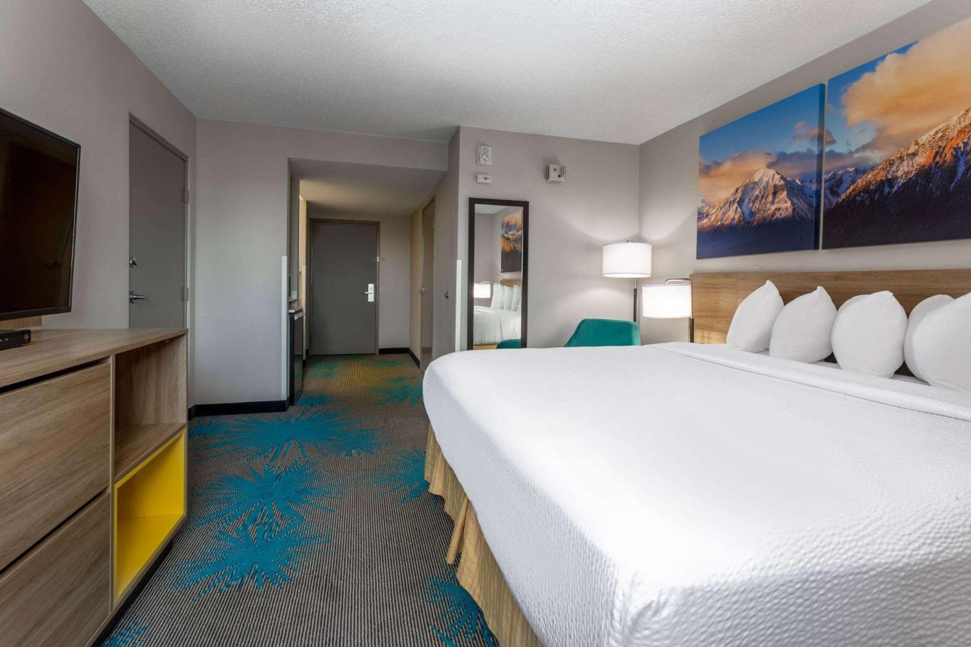 Days Inn & Suites By Wyndham Denver International Airport Екстериор снимка