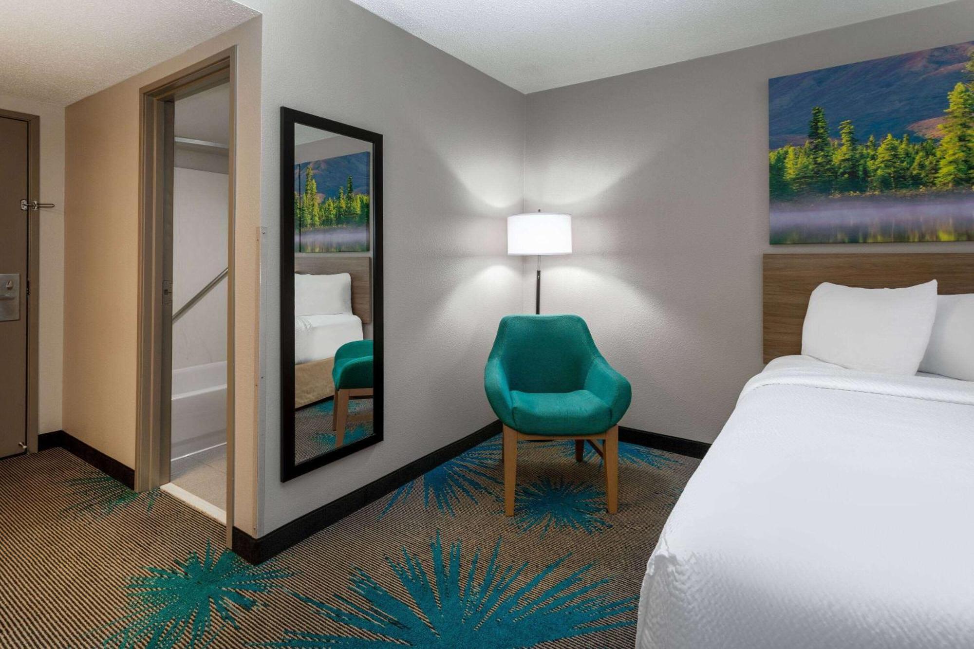 Days Inn & Suites By Wyndham Denver International Airport Екстериор снимка