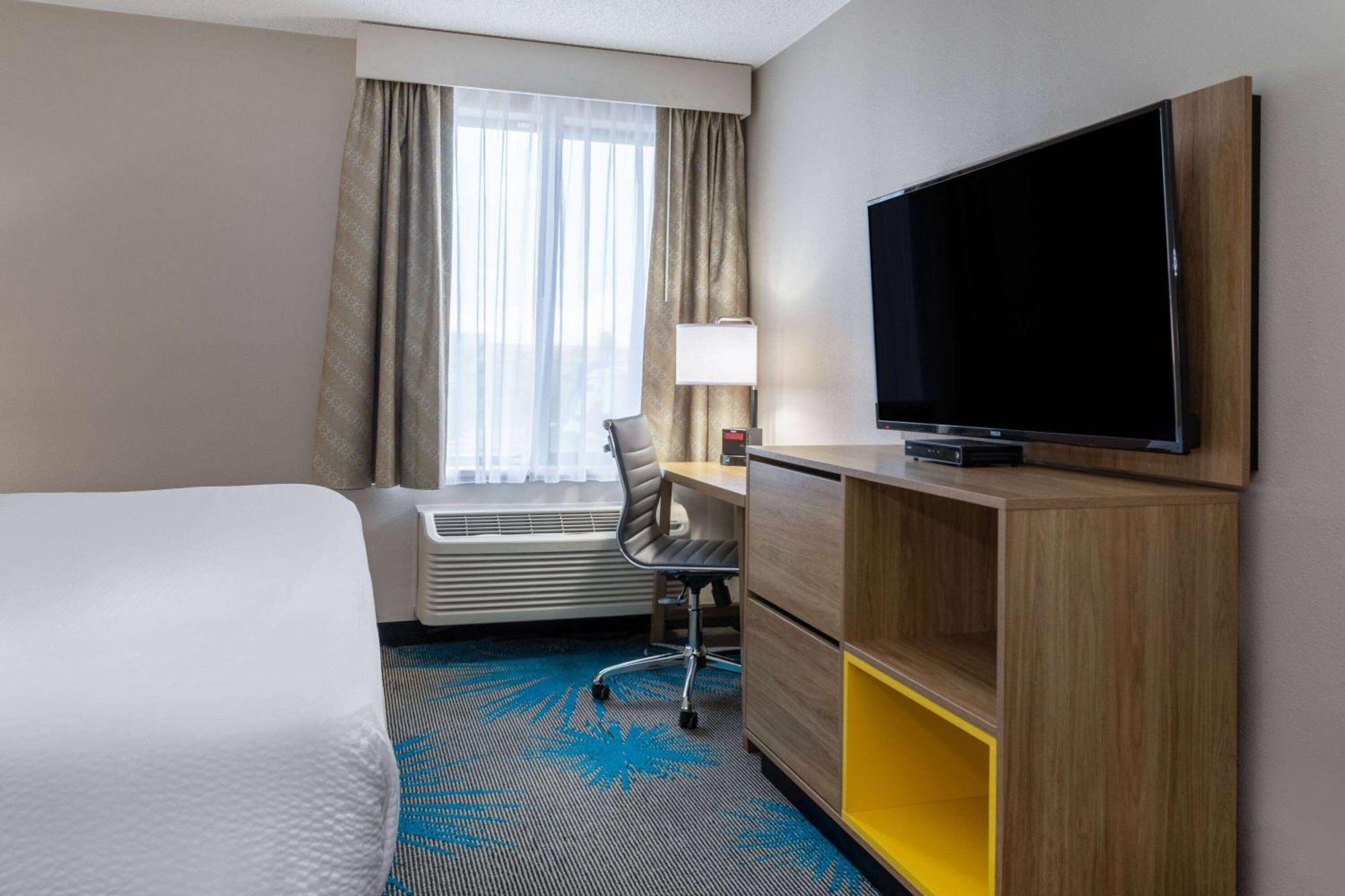 Days Inn & Suites By Wyndham Denver International Airport Екстериор снимка