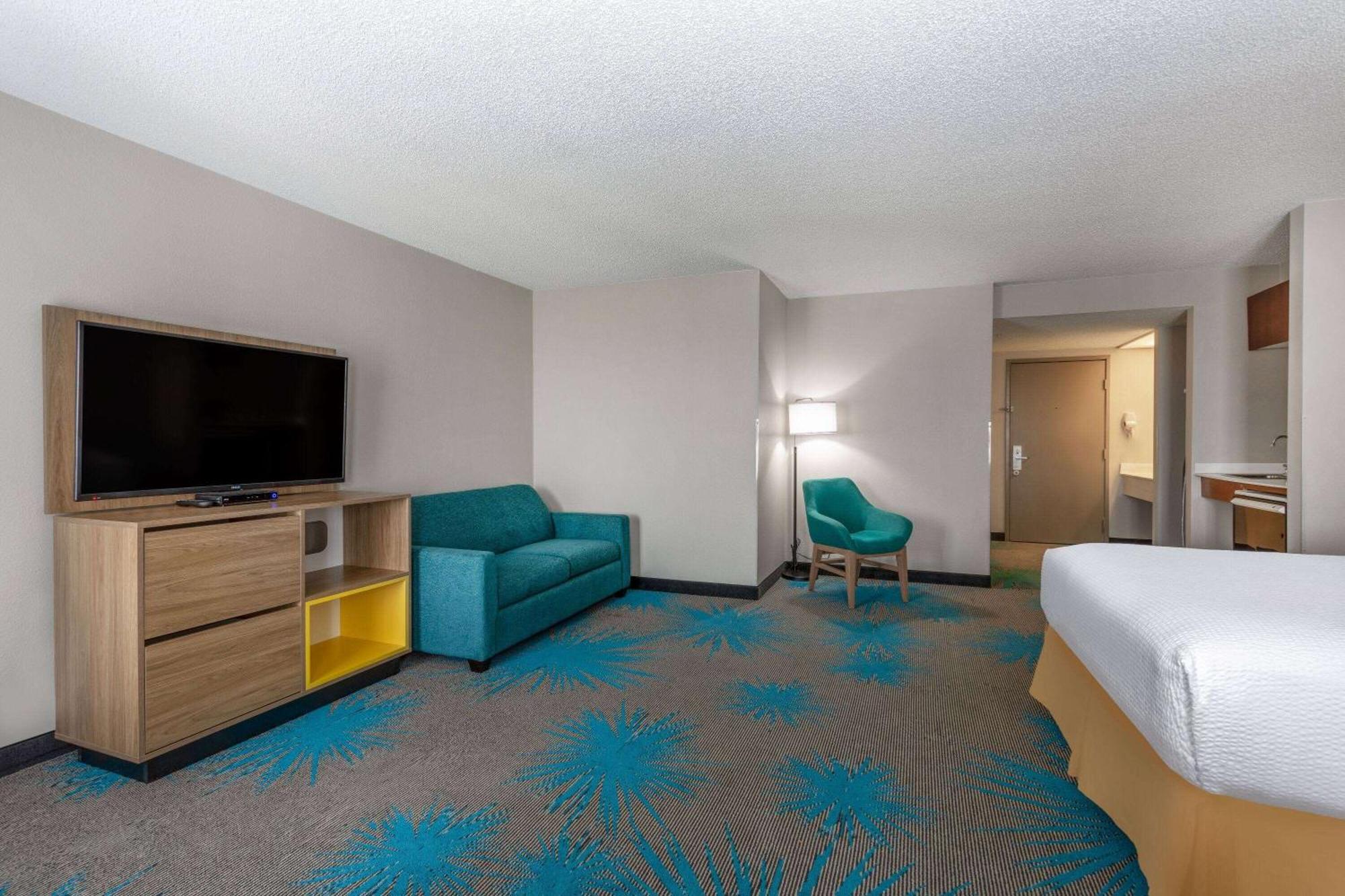 Days Inn & Suites By Wyndham Denver International Airport Екстериор снимка