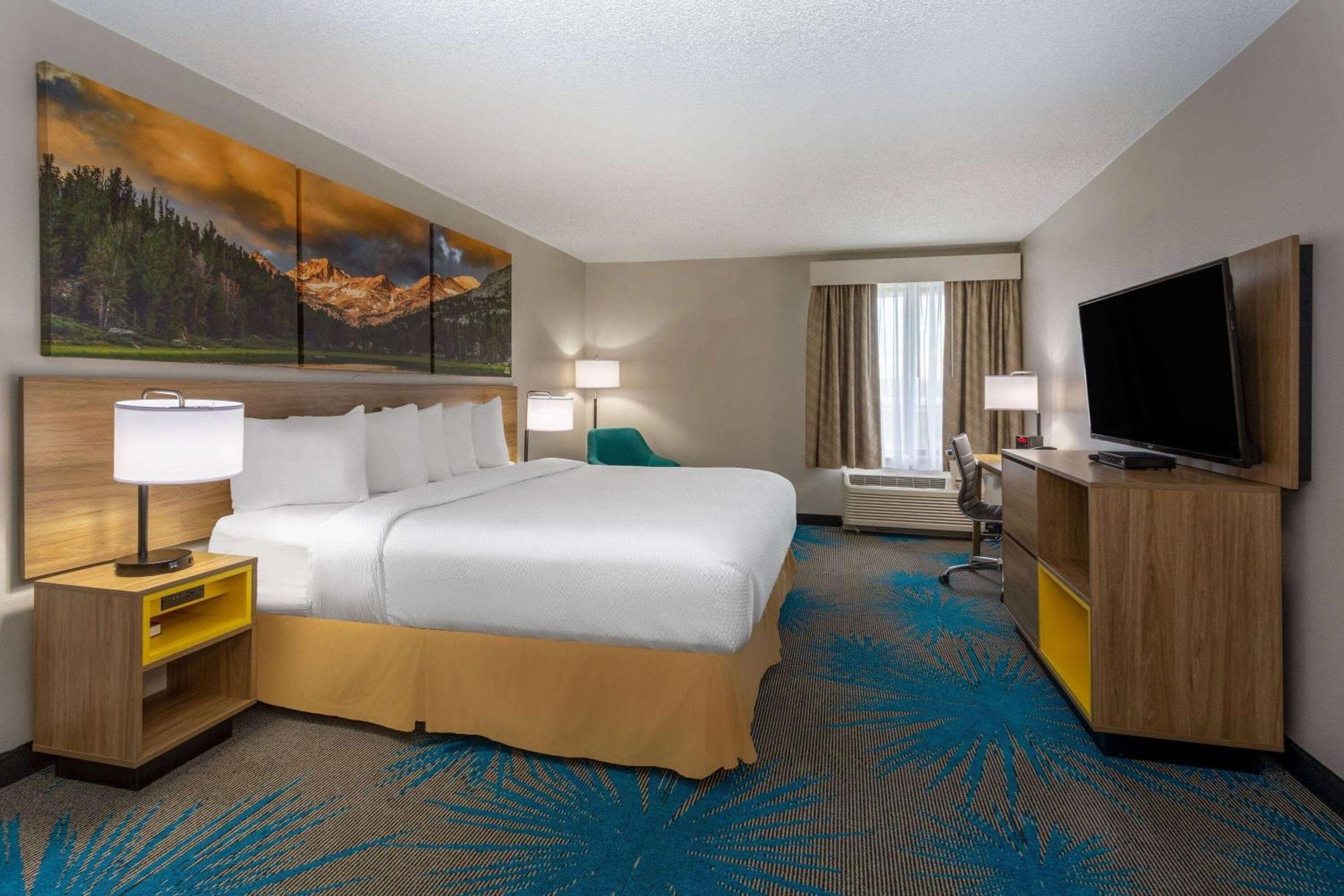 Days Inn & Suites By Wyndham Denver International Airport Екстериор снимка