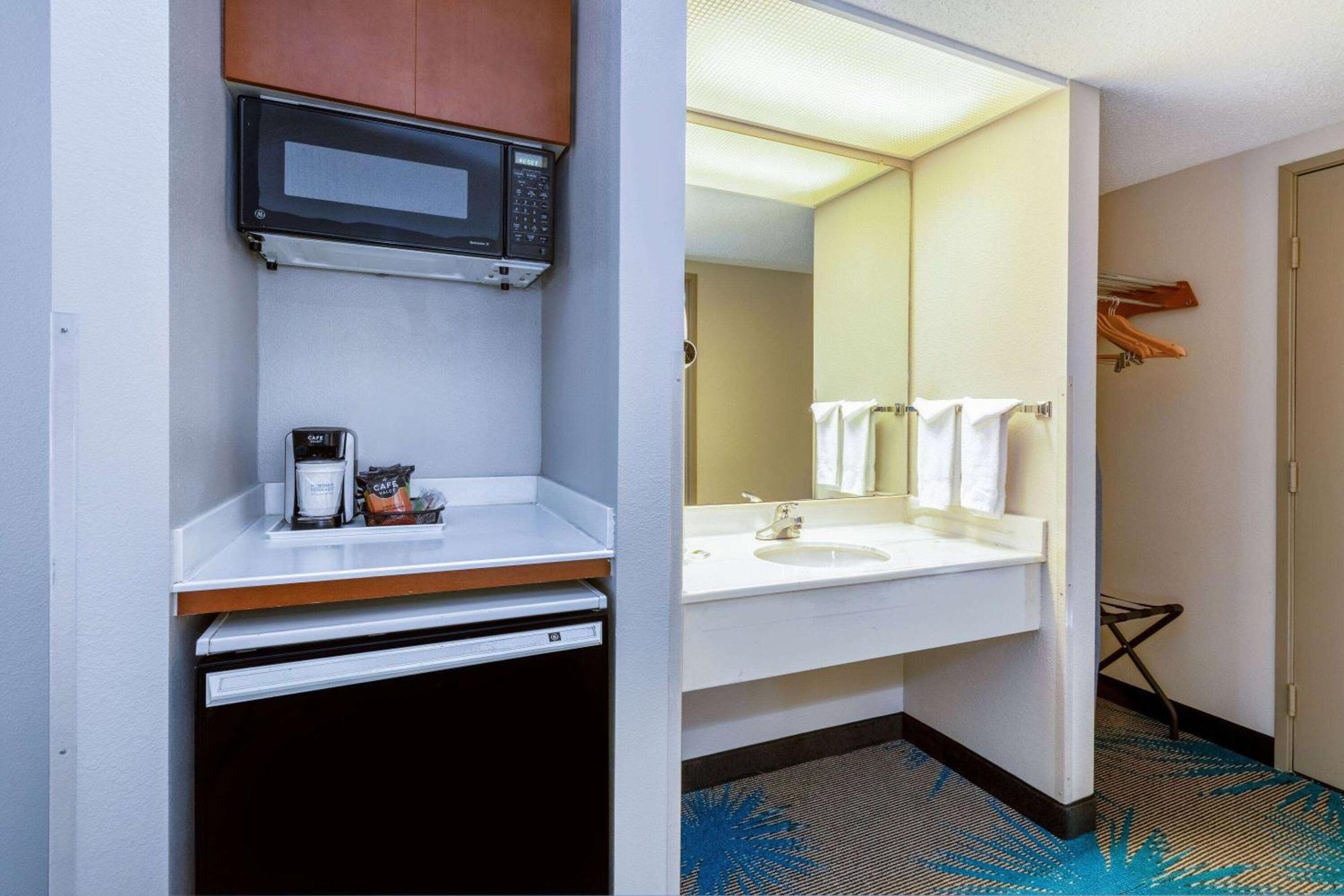 Days Inn & Suites By Wyndham Denver International Airport Екстериор снимка