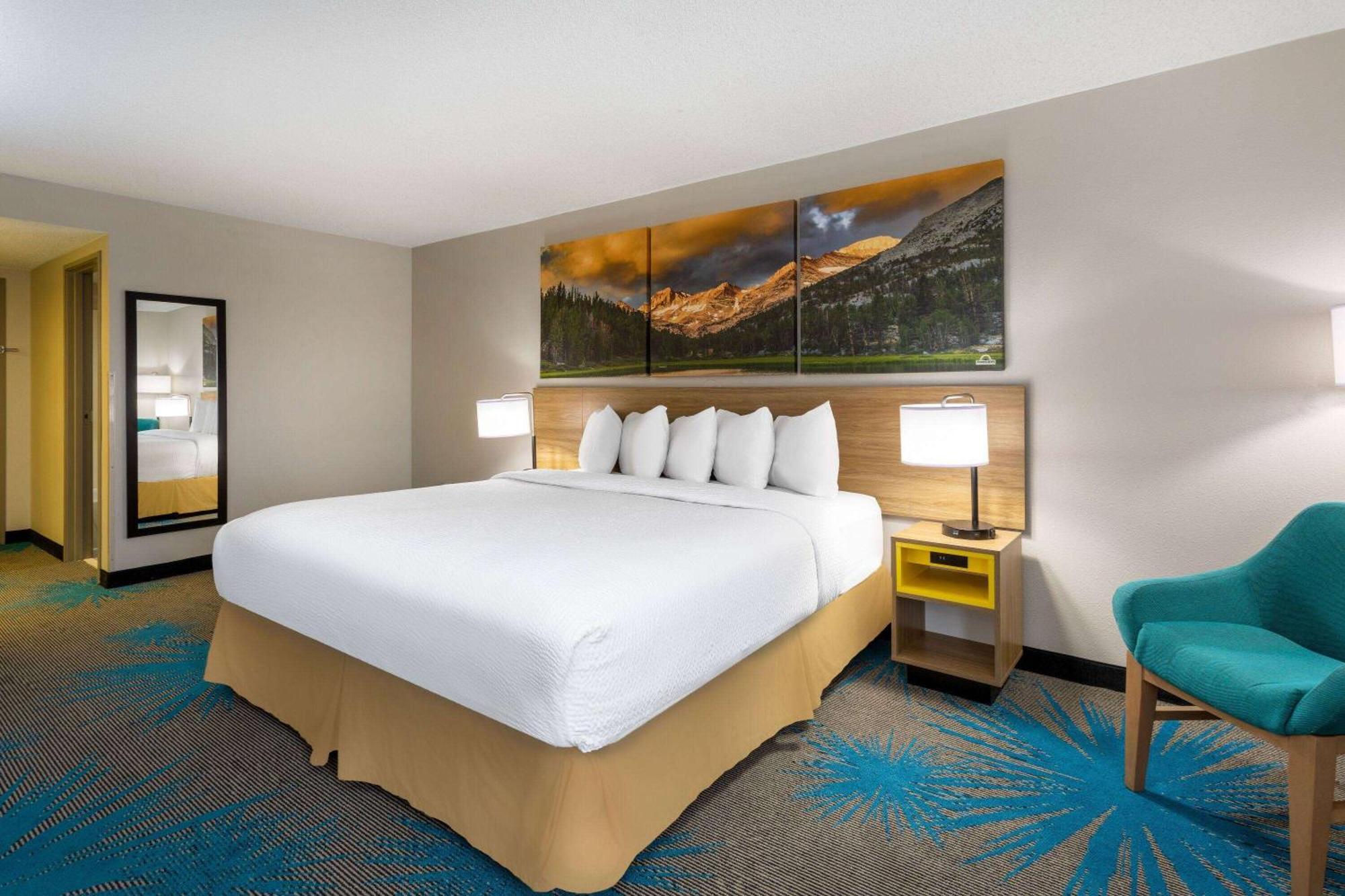 Days Inn & Suites By Wyndham Denver International Airport Екстериор снимка