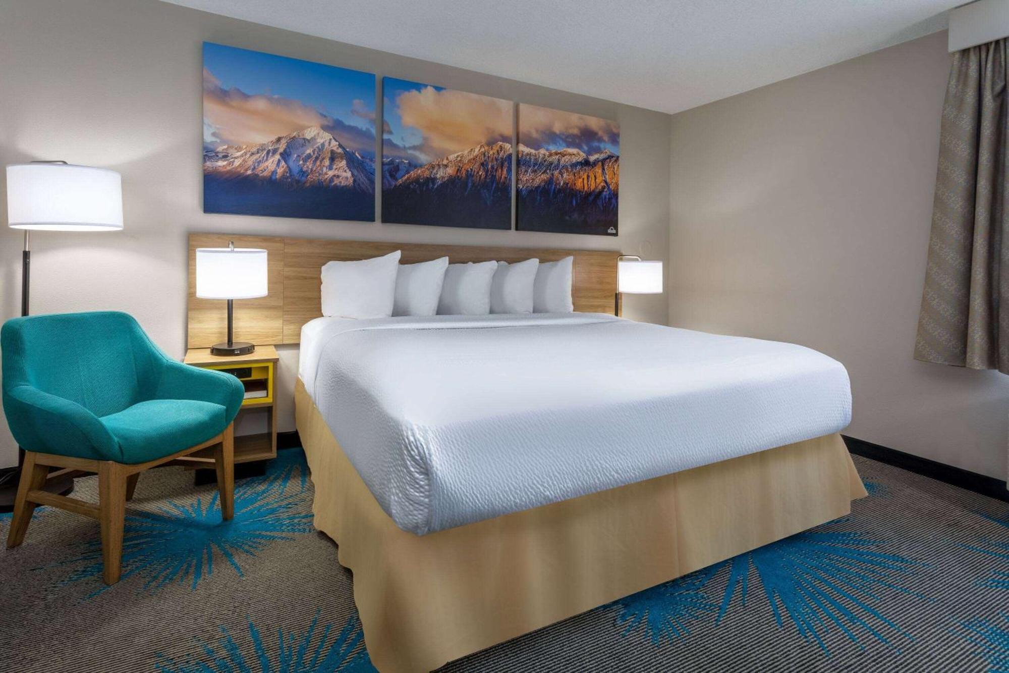 Days Inn & Suites By Wyndham Denver International Airport Екстериор снимка