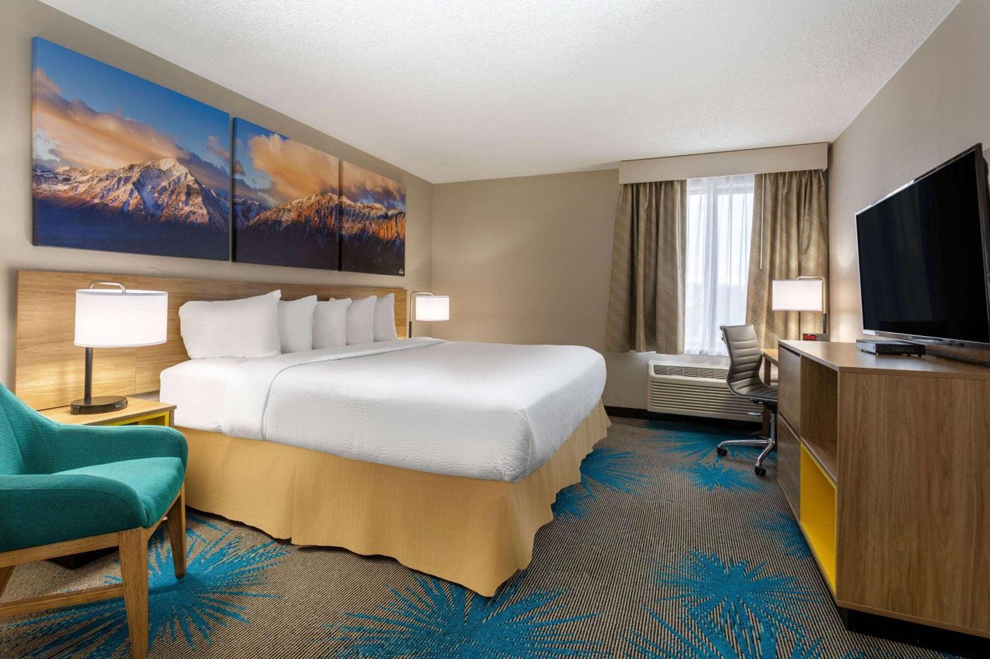 Days Inn & Suites By Wyndham Denver International Airport Екстериор снимка