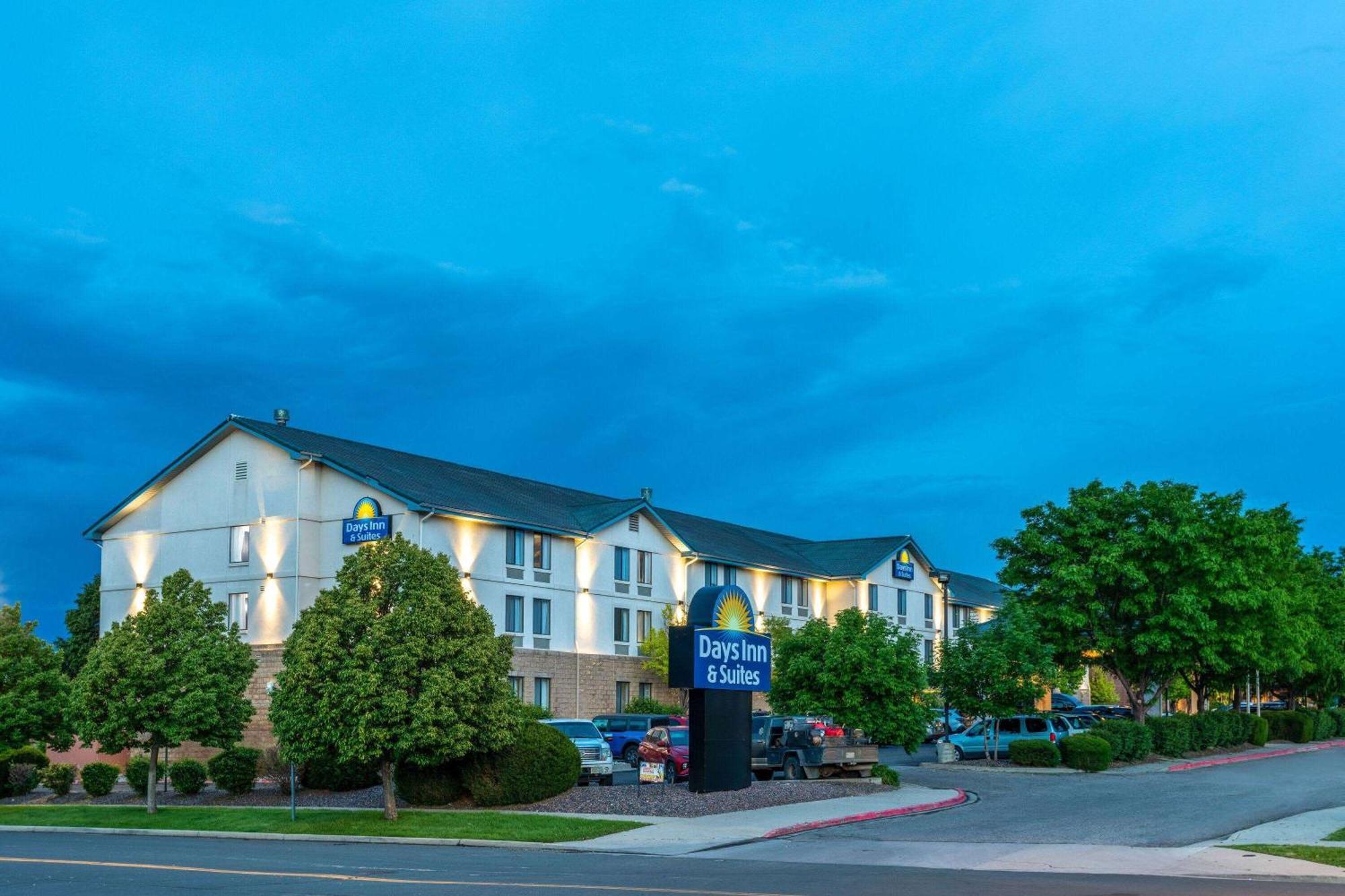 Days Inn & Suites By Wyndham Denver International Airport Екстериор снимка