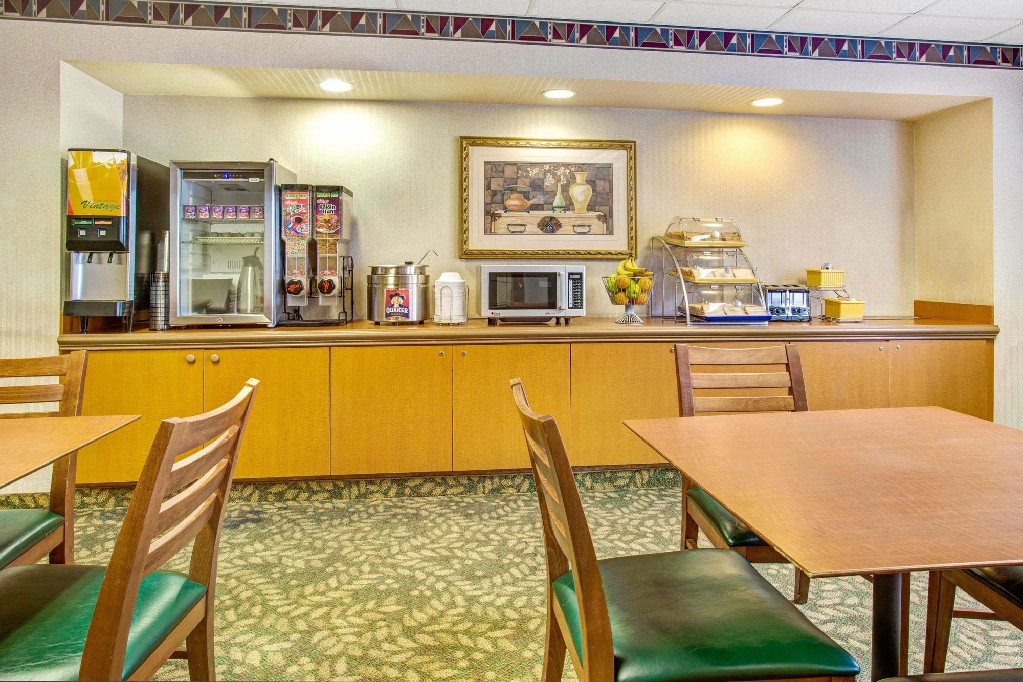 Days Inn & Suites By Wyndham Denver International Airport Екстериор снимка