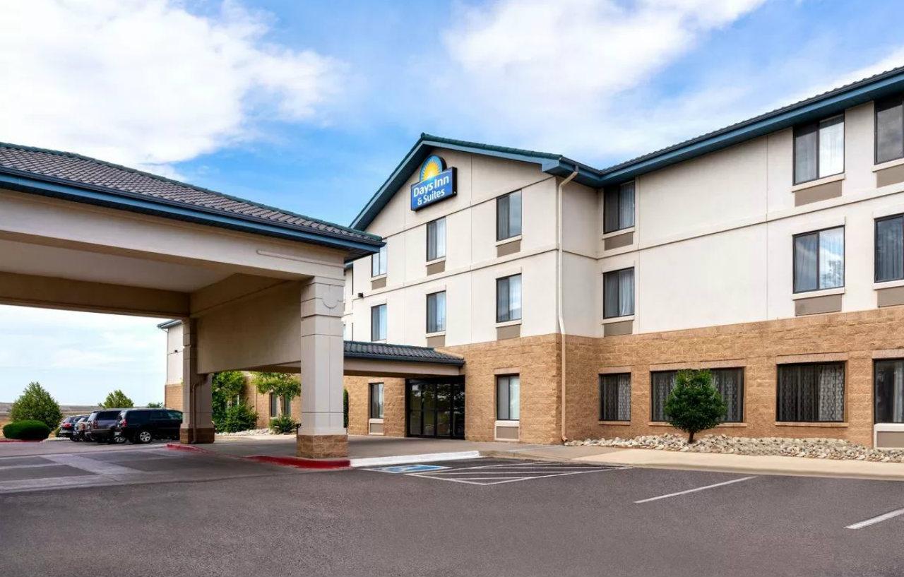 Days Inn & Suites By Wyndham Denver International Airport Екстериор снимка